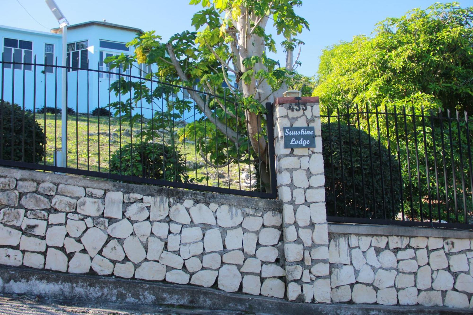Sunshine Lodge: Your Home Away From Home Montego Bay Ngoại thất bức ảnh